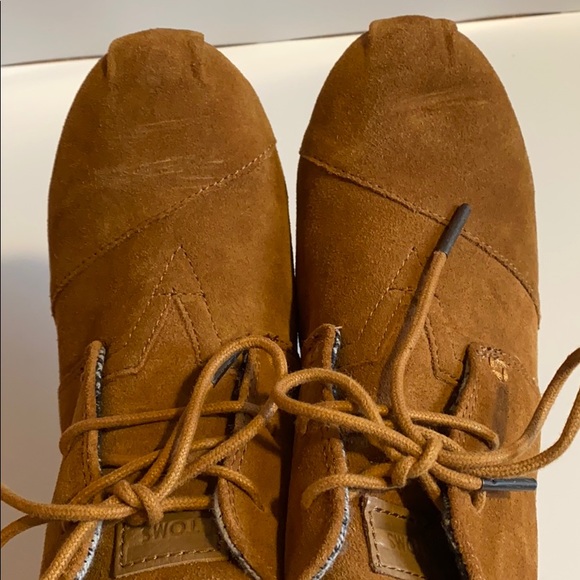 ✨BRAND NEW✨ TOMS TAN BROWN SUEDE WEDGE BOOTIES FOR FALL - Picture 14 of 15